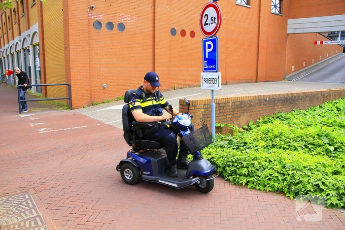 Bestuurder rijdt scootmobiel aan, merkt niks en rijdt door