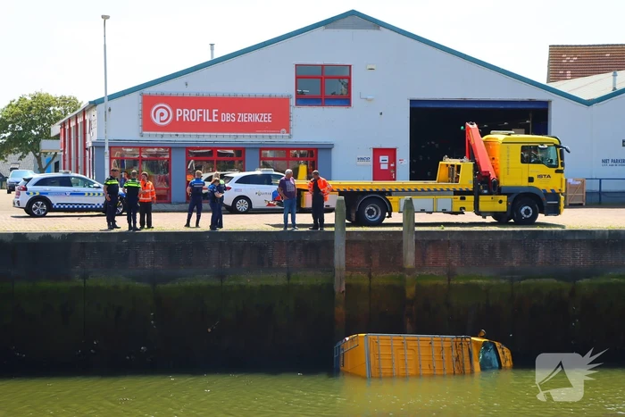 Te water geraakte werkbus door kraan uit water gehaalt