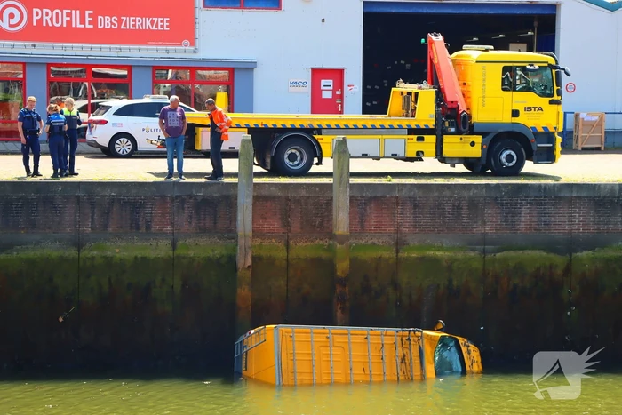 Te water geraakte werkbus door kraan uit water gehaalt