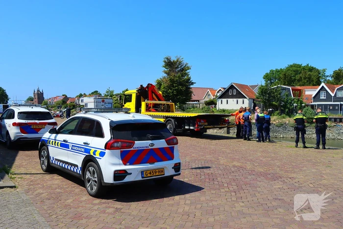Te water geraakte werkbus door kraan uit water gehaalt