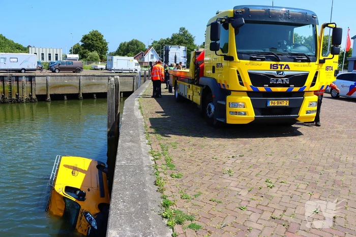 Te water geraakte werkbus door kraan uit water gehaalt