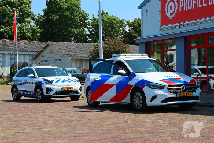 Te water geraakte werkbus door kraan uit water gehaalt