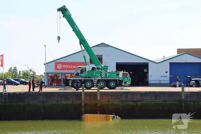 Te water geraakte werkbus door kraan uit water gehaalt