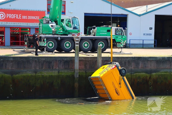 Te water geraakte werkbus door kraan uit water gehaalt