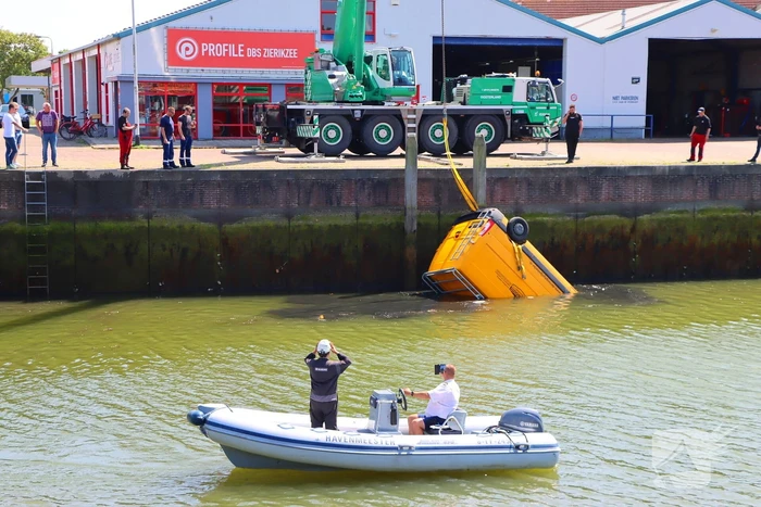 Te water geraakte werkbus door kraan uit water gehaalt