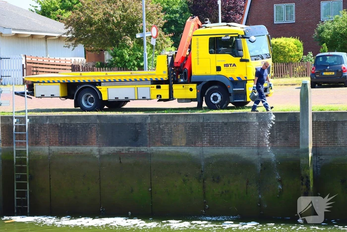 Te water geraakte werkbus door kraan uit water gehaalt