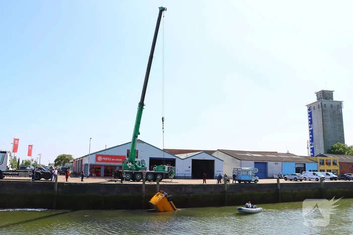 Te water geraakte werkbus door kraan uit water gehaalt