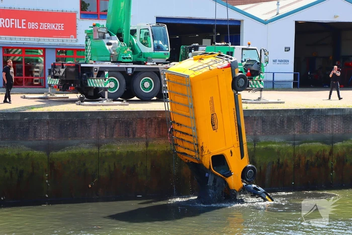 Te water geraakte werkbus door kraan uit water gehaalt