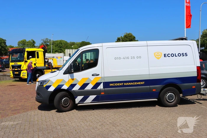 Te water geraakte werkbus door kraan uit water gehaalt