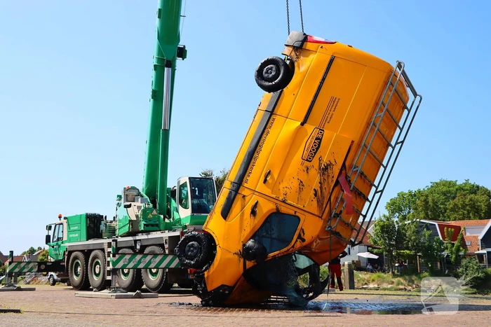 Te water geraakte werkbus door kraan uit water gehaalt