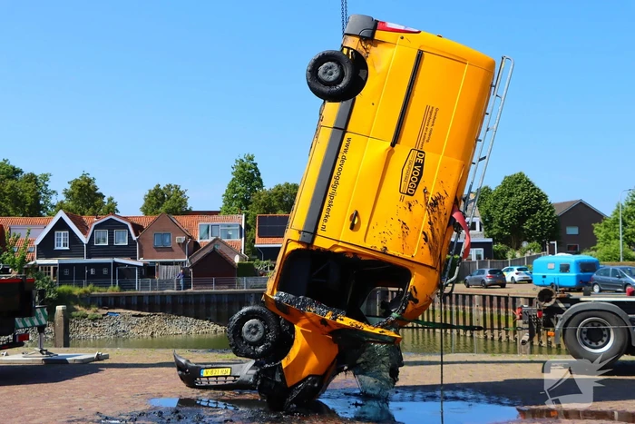 Te water geraakte werkbus door kraan uit water gehaalt