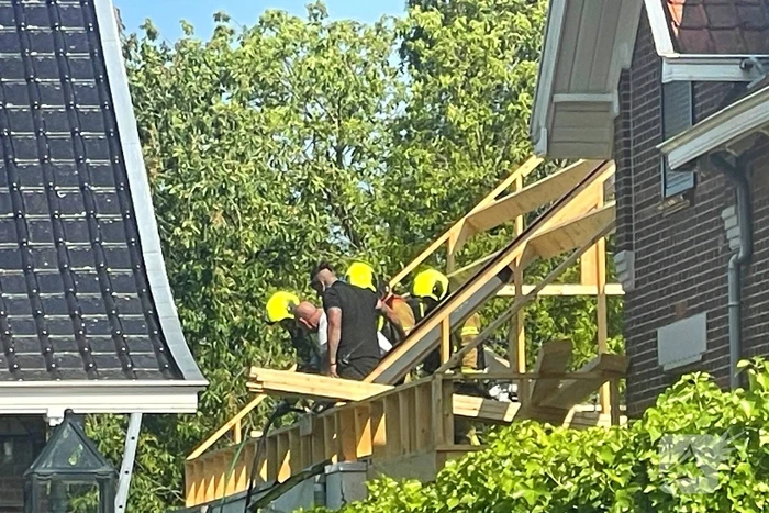 Brandweer ingezet voor brand achter een woning