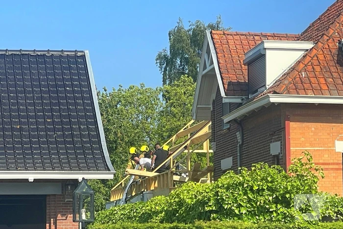 Brandweer ingezet voor brand achter een woning