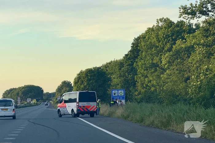 Voertuig belandt in water naast snelweg