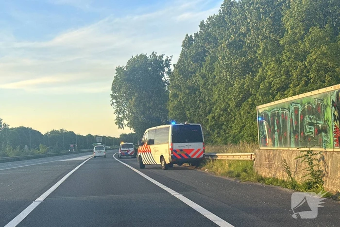 Voertuig belandt in water naast snelweg