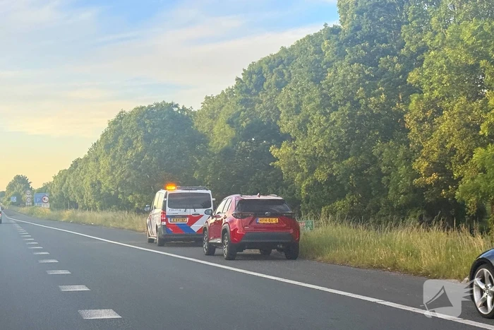 Voertuig belandt in water naast snelweg