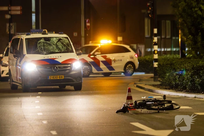Politie schept fietser tijdens spoedrit