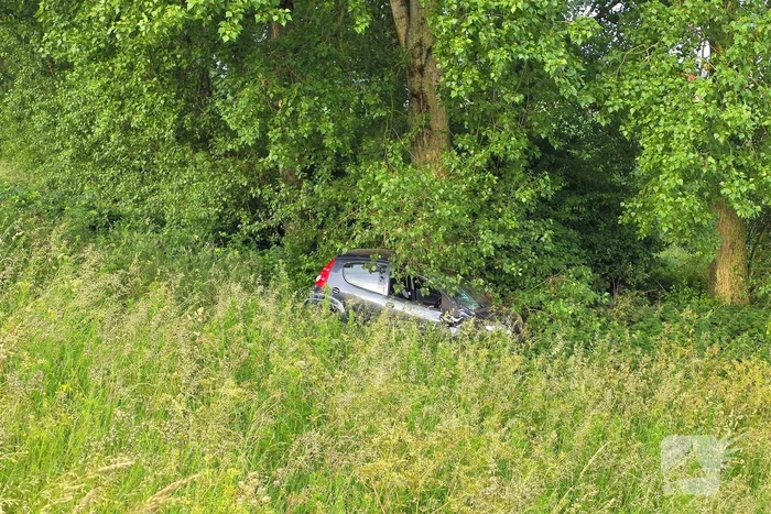 Auto rijdt van talud en belandt tegen boom