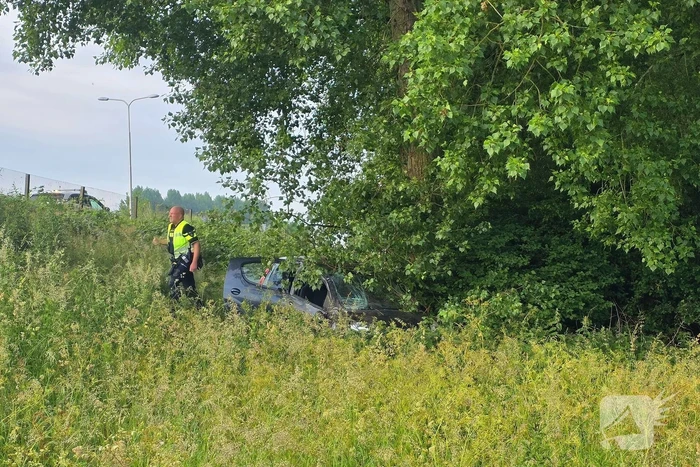 Auto rijdt van talud en belandt tegen boom