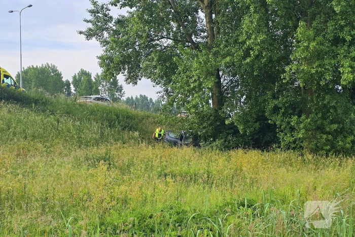 Auto rijdt van talud en belandt tegen boom