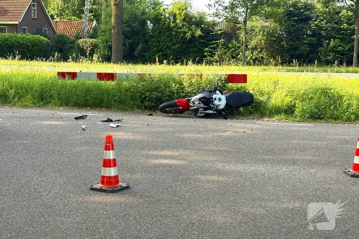 Motorrijder klapt op auto en raakte gewond m