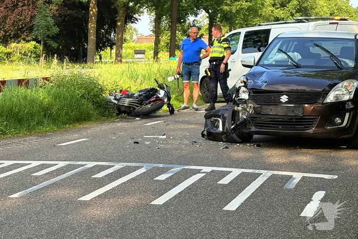 Motorrijder klapt op auto en raakte gewond m