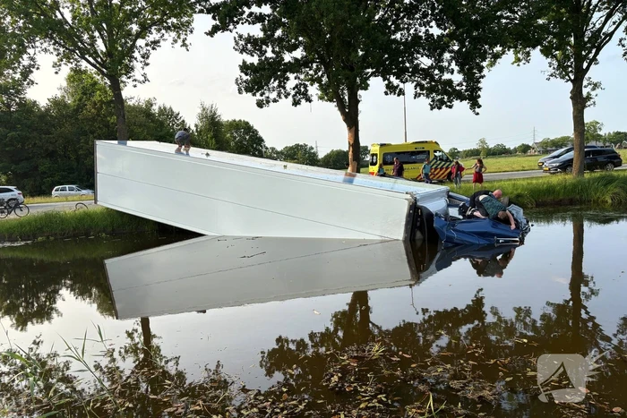 Vrachtwagen raakt van weg en verdwijnt in water