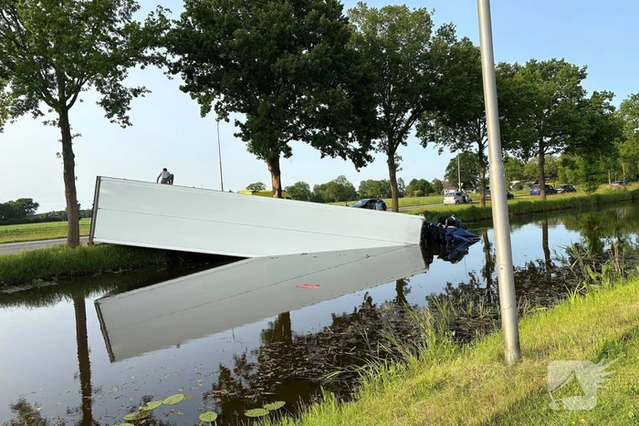 Vrachtwagen raakt van weg en verdwijnt in water