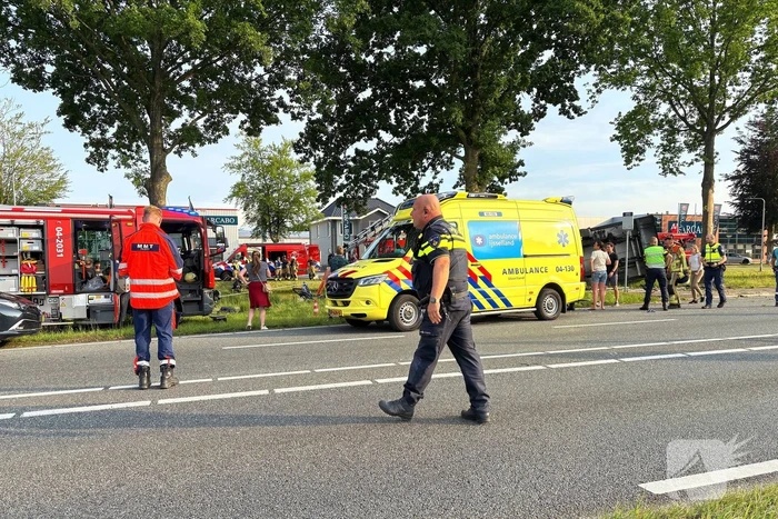 Vrachtwagen raakt van weg en verdwijnt in water