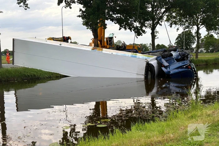 Vrachtwagen raakt van weg en verdwijnt in water