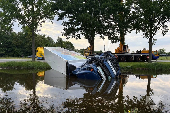 Vrachtwagen raakt van weg en verdwijnt in water