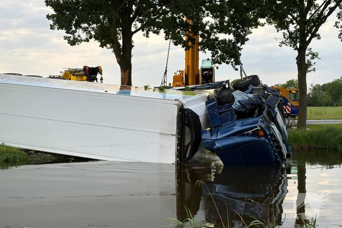 Vrachtwagen raakt van weg en verdwijnt in water