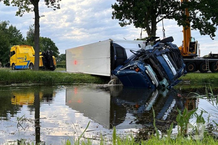 Vrachtwagen raakt van weg en verdwijnt in water