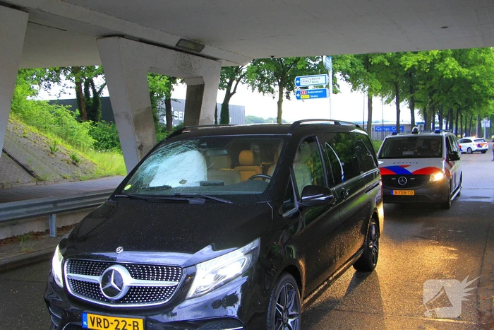 Bestelbus botst op weggedreven putdeksel