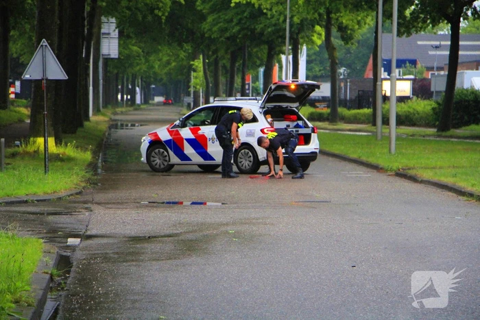 Bestelbus botst op weggedreven putdeksel