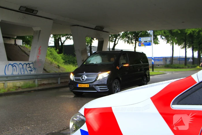 Bestelbus botst op weggedreven putdeksel