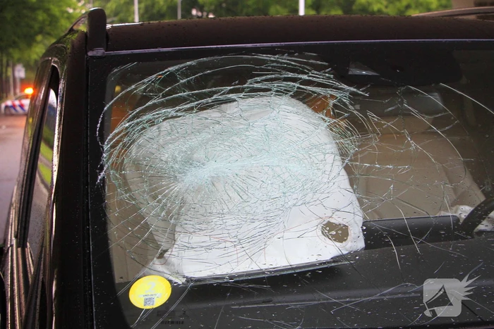 Bestelbus botst op weggedreven putdeksel