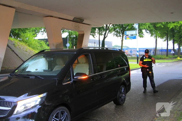 Bestelbus botst op weggedreven putdeksel