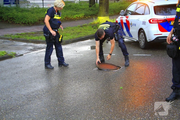 Bestelbus botst op weggedreven putdeksel