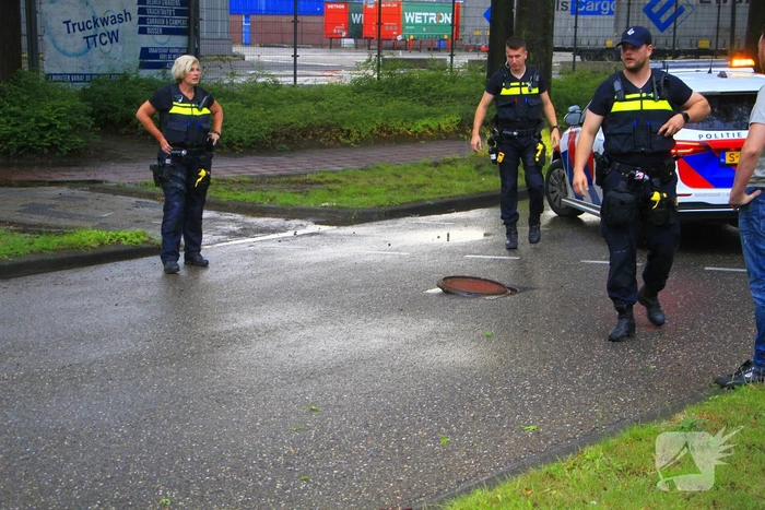 Bestelbus botst op weggedreven putdeksel
