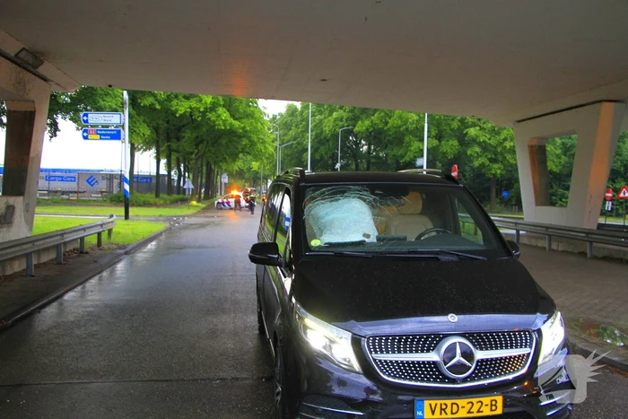 Bestelbus botst op weggedreven putdeksel