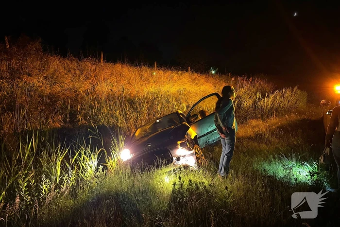 Auto belandt in sloot na het ontwijken van eend