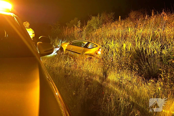 Auto belandt in sloot na het ontwijken van eend