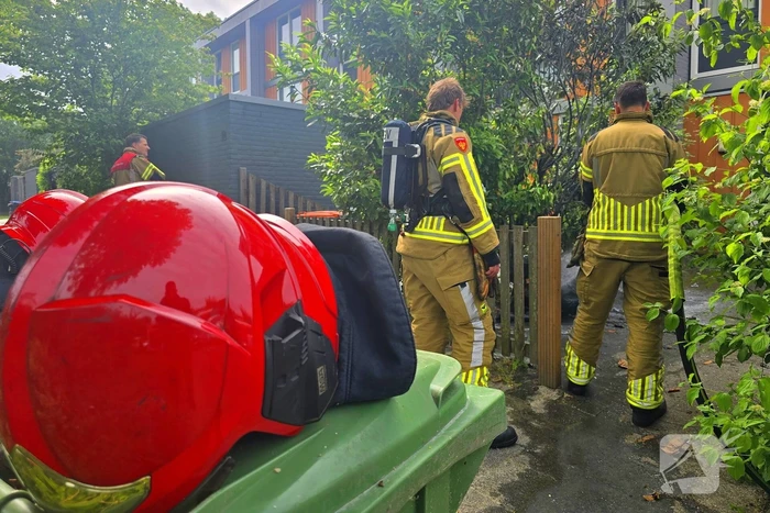 Bandweer ingezet voor brandende kliko in voortuin