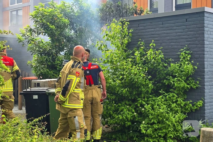 Bandweer ingezet voor brandende kliko in voortuin