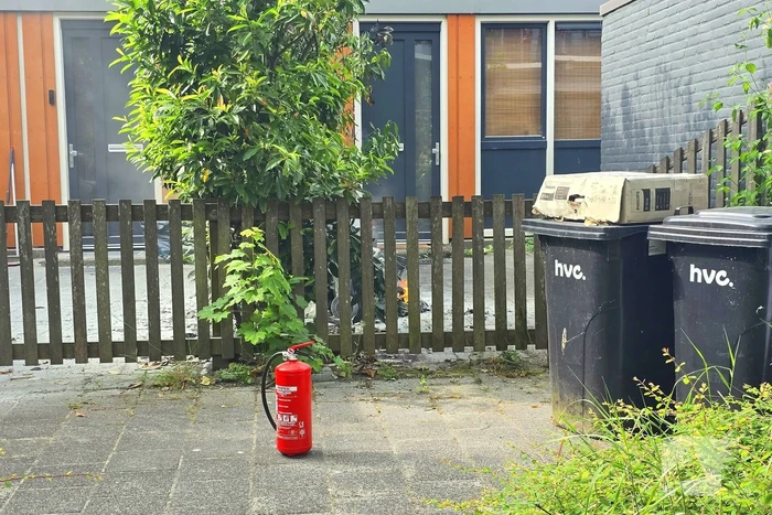 Bandweer ingezet voor brandende kliko in voortuin