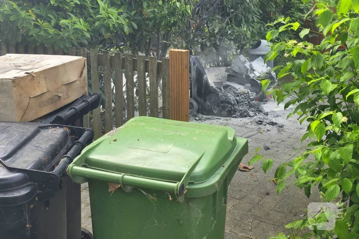 Bandweer ingezet voor brandende kliko in voortuin