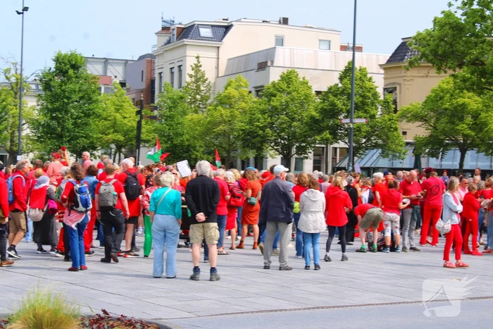 Veel deelnemers aan demonstratie en tegen demonstratie