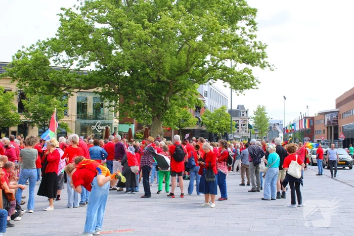 Veel deelnemers aan demonstratie en tegen demonstratie