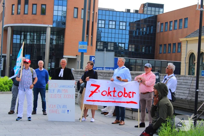 Veel deelnemers aan demonstratie en tegen demonstratie
